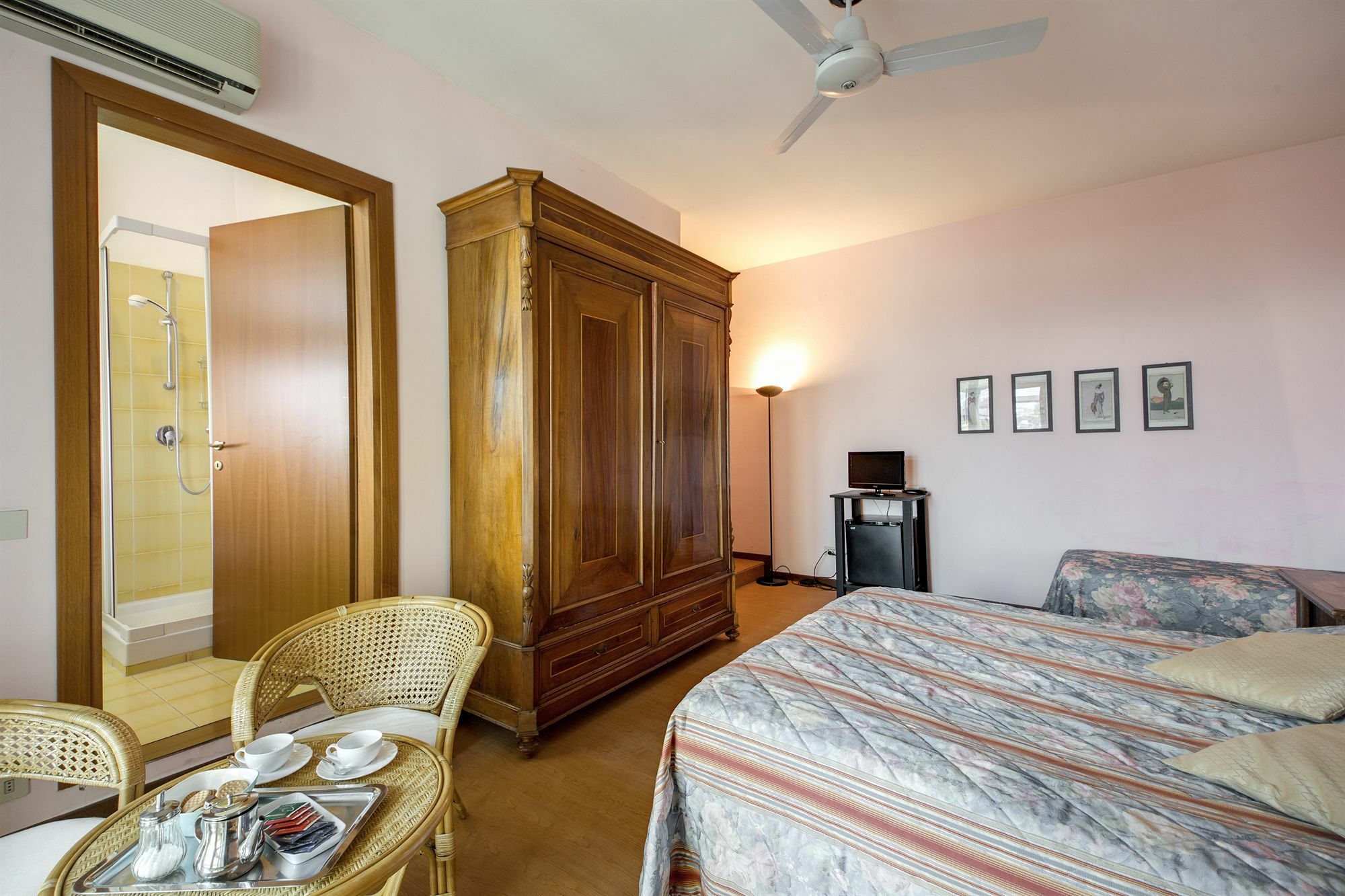 Residenza Giulia Hotell Florens Exteriör bild